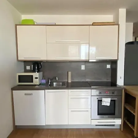 Sunset View, Near The Airport & Private Parking Apartment Pressburg